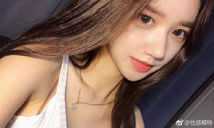 成都高温持续 民众进入防空洞纳凉